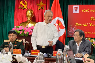 Chủ tịch Hội Hỗ trợ gia đình liệt sĩ Việt Nam, Trung tướng Hoàng Khánh Hưng chia sẻ thông tin tại buổi họp báo. 
