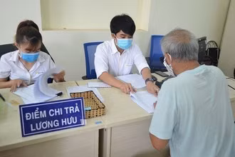 Cán bộ hưu trí nhận lương hưu tại điểm chi trả.