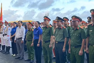 [Video] Truy tặng Huân chương bảo vệ Tổ quốc và Huy hiệu “Tuổi trẻ dũng cảm” cho chiến sĩ Cảnh sát hy sinh khi làm nhiệm vụ