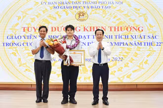 Lãnh đạo Sở Giáo dục và Đào tạo Hà Nội trao Bằng khen của Chủ tịch UBND thành phố cho học sinh Vũ Nguyên Sơn.