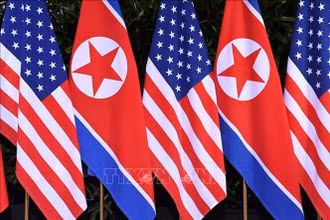 Quốc kỳ Mỹ và Triều Tiên tại Hội nghị thượng đỉnh Mỹ - Triều tại Singapore 6/2018 (Ảnh: AFP/TTXVN)