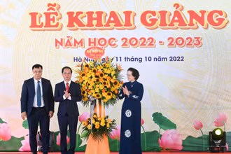 Ủy viên Ban Chấp hành Trung ương Đảng, Bí thư Ban Cán sự Đảng, Bộ trưởng Nội vụ Phạm Thị Thanh Trà tặng hoa chúc mừng Trường đại học Nội vụ Hà Nội . (Ảnh: DUY LINH)