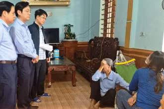 Lãnh đạo huyện Cẩm Xuyên đến thăm hỏi, động viên thân nhân các thuyền viên. (Ảnh: Lê Minh)