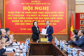 Bộ trưởng Nội vụ Phạm Thị Thanh Trà trao Quyết định về việc giao Quyền Giám đốc Học viện Hành chính Quốc gia đối với ông Nguyễn Bá Chiến.