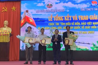 Trao thưởng 3 tập thể đạt giải tại cuộc thi.
