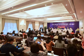 Toàn cảnh buổi họp báo.