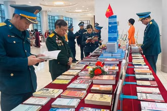 Đại biểu tham quan, tìm hiểu sách báo, tài liệu về chiến thắng “Hà Nội - Điện Biên Phủ trên không”.