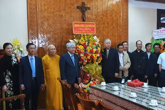 Đoàn công tác của Ủy ban Mặt trận Tổ quốc Việt Nam và lãnh đạo tỉnh Kon Tum thăm, chúc mừng Tòa giám mục Giáo phận Kon Tum nhân dịp Giáng sinh 2022.