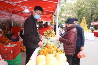 Du khách và người tiêu dùng đến với phiên chợ cam Hưng Yên năm 2022