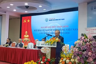 Chủ tịch VICOPRO nhiệm kỳ I Nguyễn Mạnh Hùng phát biểu khai mạc đại hội.