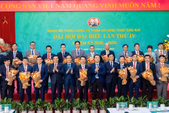 Lãnh đạo Petrovietnam chụp ảnh cùng Ban chấp hành Đảng bộ Tổng công ty Thăm dò khai thác dầu khí nhiệm kỳ 2025-2030.