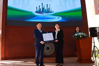 Sở Giao dịch chứng khoán TP HCM công bố và trao quyết định về việc chấp thuận đăng ký niêm yết cổ phiếu cho BSR.