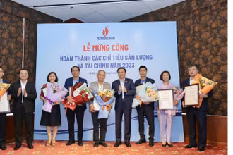 Lãnh đạo PVN tôn vinh, khen thưởng các ban chuyên môn Tập đoàn.