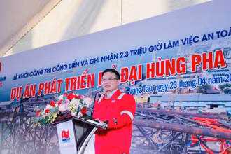 Chủ tịch Hội đồng thành viên PVN Lê Mạnh Hùng phát biểu tại buổi lễ.