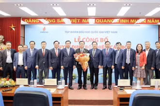 Lãnh đạo Ủy ban Quản lý Vốn Nhà nước, Đảng ủy Khối Doanh nghiệp Trung ương, PVN chúc mừng Tân Tổng Giám đốc PVN Lê Ngọc Sơn.