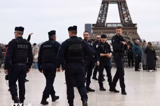 Cảnh sát Pháp tuần tra trên quảng trường Trocadero ở thủ đô Paris. (Ảnh: THX/TTXVN)