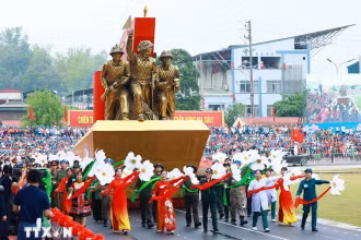 Xe mô hình Chiến thắng Điện Biên Phủ diễu hành tại Lễ kỷ niệm 70 năm Chiến thắng Điện Biên Phủ. (Ảnh: TTXVN)