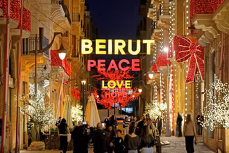 Đường phố thủ đô Beirut của Liban được trang hoàng rực rỡ đón Giáng sinh. (Nguồn: THX/TTXVN)