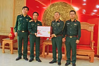 Trung tướng Nguyễn Doãn Anh tặng quà cho lãnh đạo Binh đoàn 15.