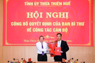 Phó Trưởng ban Thường trực Ban Tổ chức Trung ương Hoàng Đăng Quang công bố và trao Quyết định của Ban Bí thư cho đồng chí Phạm Đức Tiến.