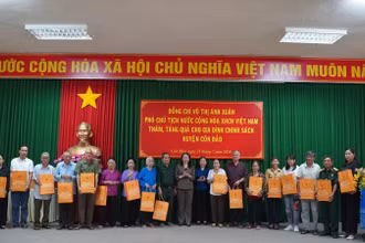 Phó Chủ tịch nước Võ Thị Ánh Xuân và Phó Bí thư Tỉnh ủy Nguyễn Thị Yến tặng quà cho gia đình chính sách tại huyện Côn Đảo.