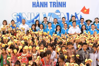 Đại biểu Hành trình "Sinh viên với khát vọng non sông" năm 2024 và đội viên, thiếu nhi Mường Nhé.