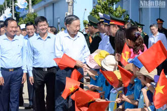 Tổng Bí thư, Chủ tịch nước thăm, làm việc tại huyện đảo Cồn Cỏ.