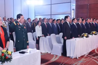 Chủ tịch nước Lương Cường và các đại biểu thực hiện nghi thức chào cờ. (Ảnh: Lâm Khánh/TTXVN)