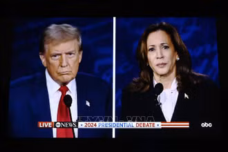 Phó Tổng thống Mỹ Kamala Harris (phải) và cựu Tổng thống Donald Trump trong cuộc tranh luận trực tiếp ở Philadelphia, Mỹ, ngày 10/9/2024. Ảnh: THX/TTXVN