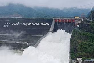 20 giờ tối nay, mở cửa xả đáy hồ thủy điện Hòa Bình và Tuyên Quang