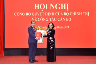 Đồng chí Trương Thị Mai, Ủy viên Bộ Chính trị, Thường trực Ban Bí thư, Trưởng Ban Tổ chức Trung ương trao Quyết định và tặng hoa chúc mừng đồng chí Lê Hải Bình. 