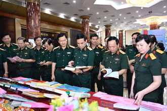 Lãnh đạo Bộ Quốc phòng, Tổng cục Chính trị Quân đội nhân dân Việt Nam tham quan một số mô hình học và làm theo Bác của các đơn vị cơ sở.