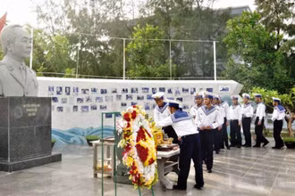 Cán bộ, chiến sĩ Lữ đoàn 146, Vùng 2 Hải quân dâng hương tại công viên Đại tướng Võ Nguyên Giáp trên đảo Sơn Ca.