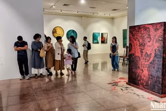 Khách tham quan triển lãm trong buổi khai mạc.