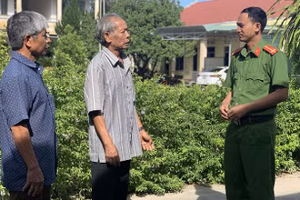 Lực lượng chức năng huyện Krông Pa phối hợp các tổ chức, chính quyền tuyên truyền để người dân không mắc mưu bọn xấu.