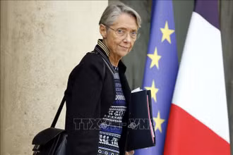 Thủ tướng Pháp Elisabeth Borne sau cuộc họp nội các tuần tại Paris, ngày 5/10/2023. (Ảnh: AFP/TTXVN)
