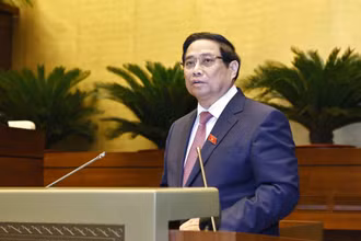 Thủ tướng Phạm Minh Chính trình bày Báo cáo kết quả thực hiện kế hoạch phát triển kinh tế-xã hội năm 2024, dự kiến kế hoạch phát triển kinh tế-xã hội năm 2025. Ảnh: Doãn Tấn - TTXVN