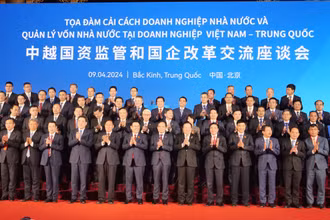 Chủ tịch Quốc hội Vương Đình Huệ chụp ảnh kỷ niệm với đại biểu Việt Nam và Trung Quốc dự Tọa đàm.