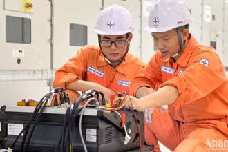 Kỹ sư EPS thực hiện các giải pháp bảo dưỡng thiết bị nhằm bảo đảm độ khả dụng các tổ máy trong cao điểm mùa khô.