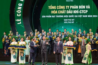 Ông Phan Công Thành-Tổng giám đốc PVFCCo nhận biểu trưng Thương hiệu Quốc gia 2024.