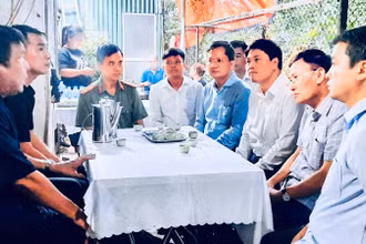 Phó Chủ tịch Ủy ban nhân dân thành phố Hải Phòng Hoàng Minh Cường cùng lãnh đạo các ngành chức năng và huyện An Dương thăm hỏi gia đình nạn nhân N.Y.N ở xã An Đồng (huyện An Dương).