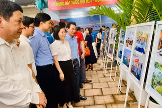 Lãnh đạo thành phố Hải Phòng cùng các đại biểu xem trưng bày ảnh.
