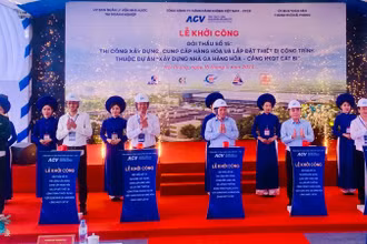 Các đại biểu nhấn nút khởi công dự án xây dựng nhà ga hàng hóa Cảng hàng không quốc tế Cát Bi (Hải Phòng).