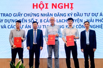 Trao giấy chứng nhận đầu tư cho 3 doanh nghiệp FDI.