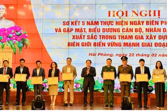 Ủy viên Trung ương Đảng, Bí thư Thành ủy Hải Phòng Lê Tiến Châu trao Bằng khen tặng các tập thể tiêu biểu trong xây dựng biên giới biển vững mạnh.