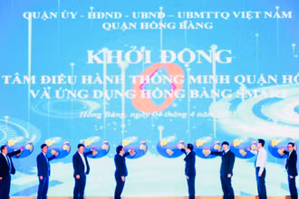 Lãnh đạo thành phố Hải Phòng và lãnh đạo quận Hồng bàng nhấn nút khởi động Trung tâm điều hành thông minh HB IOC.