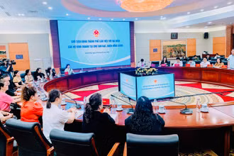 Quang cảnh cuộc đối thoại của Chủ tịch Ủy ban nhân dân thành phố Hải Phòng với các hộ kinh doanh, chiều 24/3.
