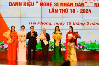 Ủy viên Trung ương Đảng, Bí thư Thành ủy Hải Phòng Lê Tiến Châu tặng hoa, chúc mừng các nghệ sĩ vừa được phong tặng danh hiệu cao quý.