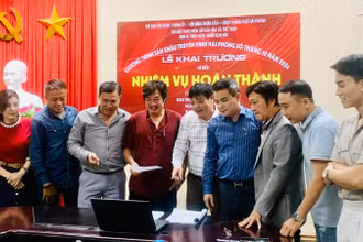 Ê-kíp sáng tạo trao đổi về nội dung vở diễn "Nhiệm vụ hoàn thành".