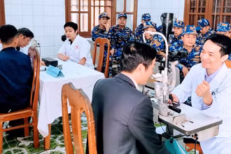 Khám mắt cho cán bộ, chiến sĩ và nhân dân đảo Bạch Long Vĩ.